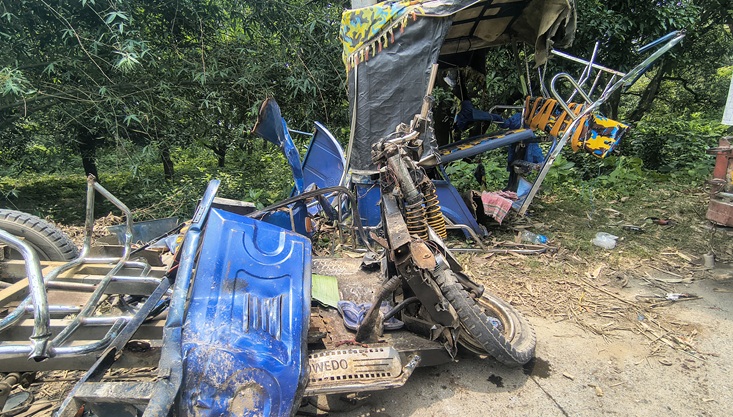 মেহেরপুরে ট্রাকের ধাক্কায় ইজিবাইক চূর্ণ: নারী-শিশুসহ আহত - ৪