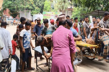 গাংনীতে গরু বোঝাই লাটা হাম্বা উল্টে একজন নিহত, আহত-১১